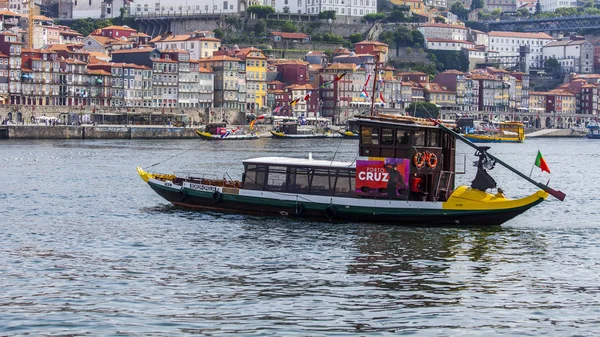  Porto, Portekiz, üzerinde 17 Haziran 2017. Nehirde Duero yürüyen tekne yüzen. 