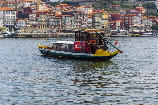  Porto, Portekiz, üzerinde 17 Haziran 2017. Nehirde Duero yürüyen tekne yüzen. 