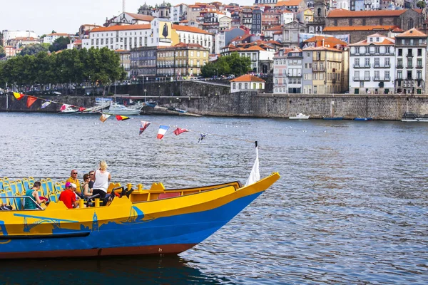 Porto, Portekiz, üzerinde 17 Haziran 2017. Nehirde Duero yürüyen tekne yüzen. 