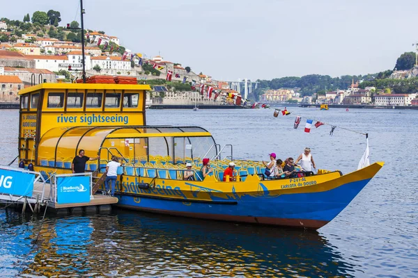 Porto, Portekiz, üzerinde 17 Haziran 2017. Duero nehir bankada yürüyen tekne palamarla.