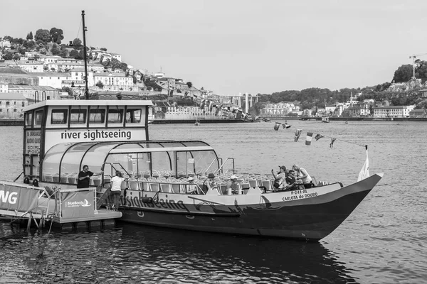 PORTO, PORTUGAL, em 17 de junho de 2017. O barco a pé está ancorado na margem do rio Duero . — Fotografia de Stock
