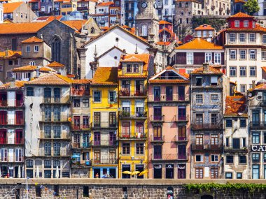 Porto, Portekiz, üzerinde 17 Haziran 2017. Şehir Merkezi ve onun tipik dekor binaların cephe bilir. 