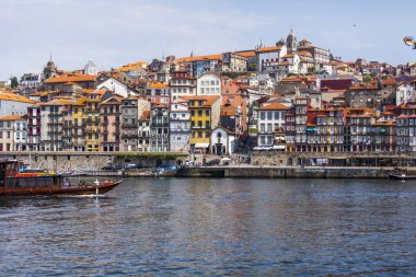 Porto, Portekiz, üzerinde 17 Haziran 2017. Nehirde Duero yürüyen tekne yüzen. 