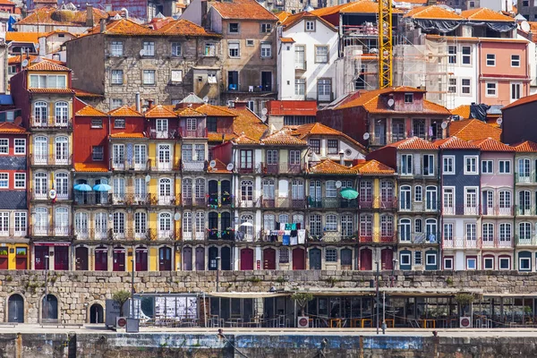 Porto, Portugalia, na 17 czerwca 2017 r. Słońce świeci fasad budynków w centrum miasta i jego wystrój typowy. — Zdjęcie stockowe
