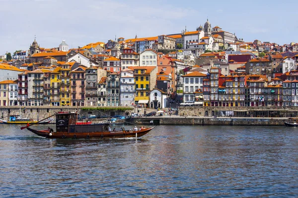 Porto, Portekiz, üzerinde 17 Haziran 2017. Nehirde Duero yürüyen tekne yüzen. 