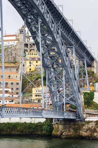 Porto, Portekiz, üzerinde 17 Haziran 2017. Otomobil ve yaya Ponte ben köprü Luis Douro nehir kıyısına bağlanır ve bir şehir karakter