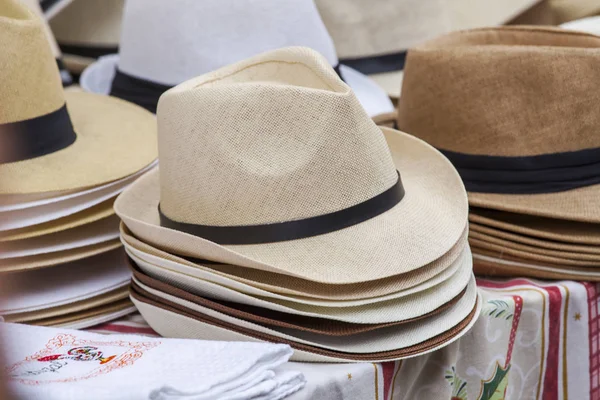  Çeşitli şapka üzerinde el sanatları Fuarı bir gösteri-pencere koyulur