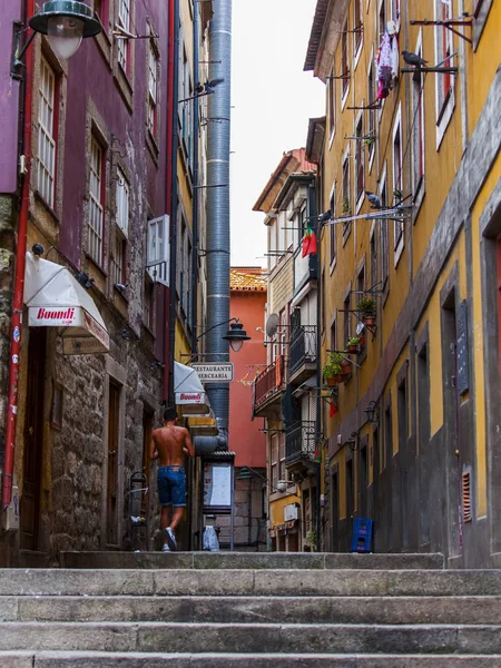 Porto, Portekiz, üzerinde 17 Haziran 2017. Tarihi binalar çekici otantik manzarası sokak şehir merkezinde olun.. 