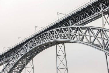 Porto, Portekiz, üzerinde 18 Haziran 2017. Otomobil ve yaya Ponte Luis günbatımı güneş osvshchat kurguları Douro nehir kıyısına bağlanır ve şehir karakterlerden biri olan köprü