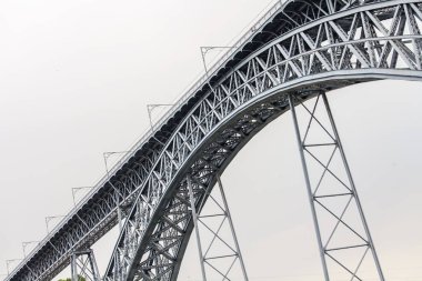 Porto, Portekiz, üzerinde 18 Haziran 2017. Otomobil ve yaya Ponte Luis günbatımı güneş osvshchat kurguları Douro nehir kıyısına bağlanır ve şehir karakterlerden biri olan köprü