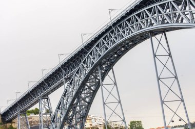 Porto, Portekiz, üzerinde 18 Haziran 2017. Otomobil ve yaya Ponte Luis günbatımı güneş osvshchat kurguları Douro nehir kıyısına bağlanır ve şehir karakterlerden biri olan köprü