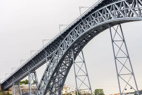 Porto, portugal, am 18. juni 2017. die untergangssonne osvshchat konstruktionen von auto- und fußgängerbrücke ponte luis i brücke, die ufer des douro verbindet und ist einer der charaktere der stadt — Stockfoto