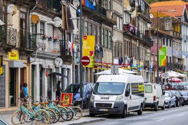 Porto, Portekiz, üzerinde 17 Haziran 2017. makineleri Douro nehir dolgu üzerinde gitmek