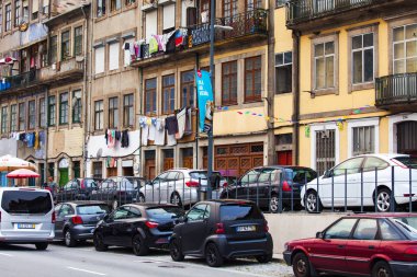 Porto, Portekiz, üzerinde 17 Haziran 2017. makineleri Douro nehir dolgu üzerinde gitmek