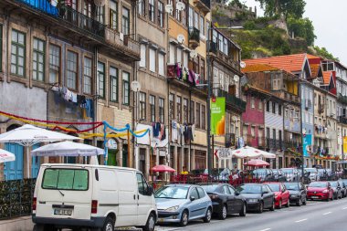 Porto, Portekiz, üzerinde 17 Haziran 2017. makineleri Douro nehir dolgu üzerinde gitmek
