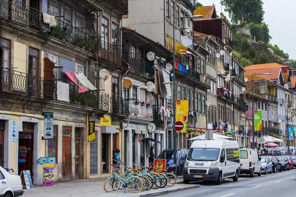 Porto, Portugalia, na 17 czerwca 2017 r. Maszyny przejdź na nabrzeże rzeki Douro — Zdjęcie stockowe