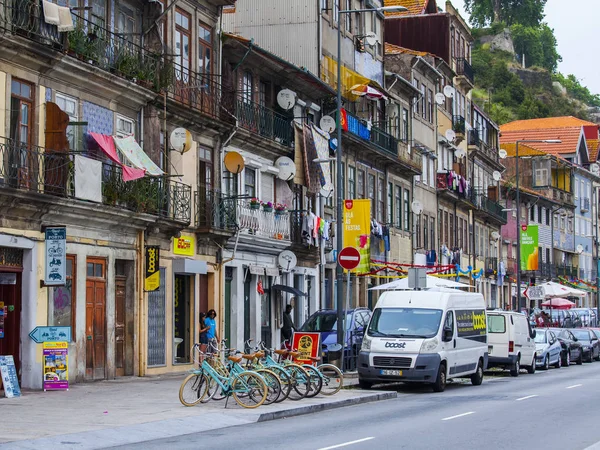 Porto, Portekiz, üzerinde 17 Haziran 2017. makineleri Douro nehir dolgu üzerinde gitmek