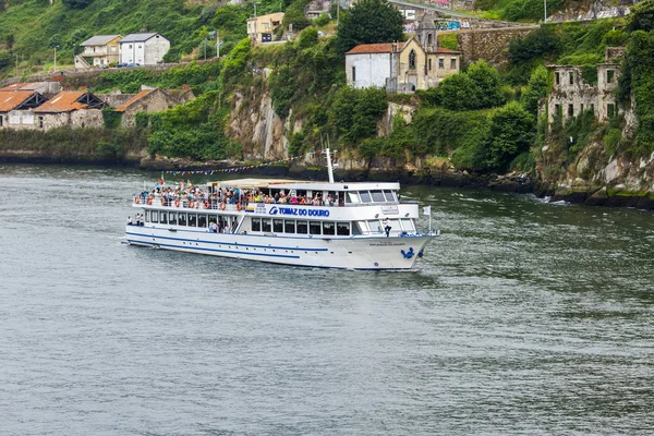 Porto, Portugalsko, na 17 června 2017. Chůze loď plave po proudu řeky Duero. — Stock fotografie