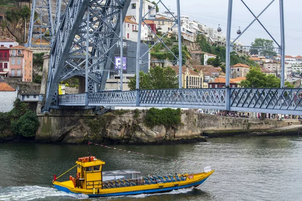 Porto, Portekiz, üzerinde 17 Haziran 2017. Otantik tekne yüzen nehrin Duero Ponte Luis altında ben köprü