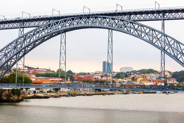 Porto, Portugalsko, na 18 června 2017. Západ slunce svítí, řeka Douro a jeho pobřeží. Automobil a pěší Ponte Luís I most v dálce — Stock fotografie