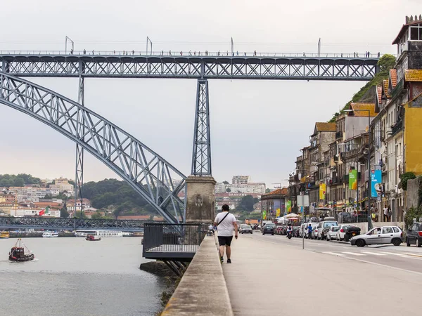 PORTO, PORTUGAL, on June 18, 2017. The sunset sun lights the Douro River and its coast. Automobile and pedestrian Ponte Luis I Bridge in the distance — Stock Photo, Image