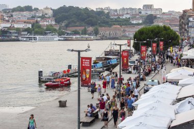 Porto, Portekiz, üzerinde 18 Haziran 2017. Duero nehir kıyısında bilir. İnsanlar dolgu üzerinde hareket