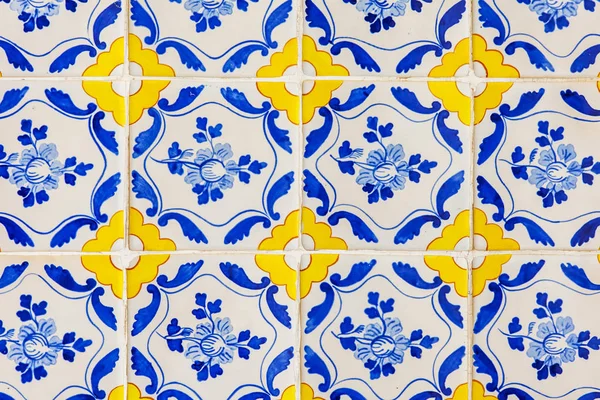 LISBOA, PORTUGAL, em 22 de junho de 2017. As telhas cerâmicas portuguesas tradicionais do azulejo decoram uma fachada do edifício antigo — Fotografia de Stock