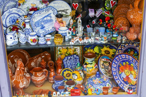 Porto, Portugal, 22 juni 2017. Traditionella portugisiska souvenirer är utsatta på ett gatan Visa-fönster för inblandning av köpare — Stockfoto