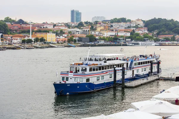 Porto, Portugalsko, na 17 června 2017. Chůze loď kotví v břehu řeky Duero. — Stock fotografie