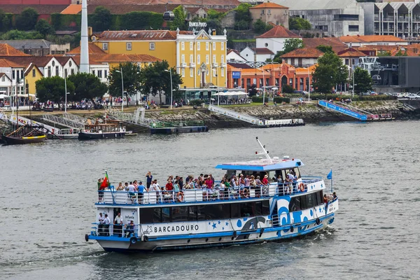 PORTO, PORTUGAL, em 17 de junho de 2017. O barco a pé flutua pelo rio Duero . — Fotografia de Stock