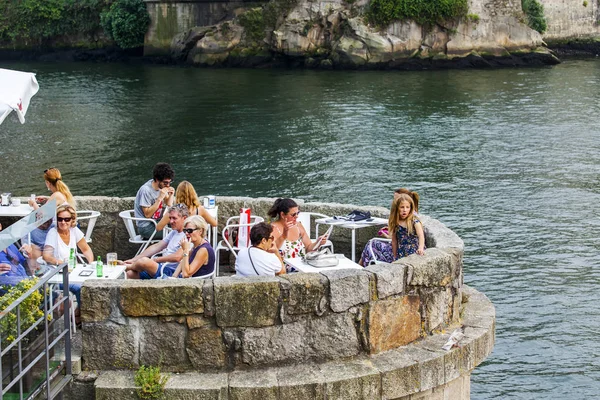 Порту, Португалія, на 17 червня 2017 року. Люди відпочити і їдять в кафе під відкритим небом в історичній частині міста на Дуеро набережної річки в квартал Рібейра Cais да. — стокове фото
