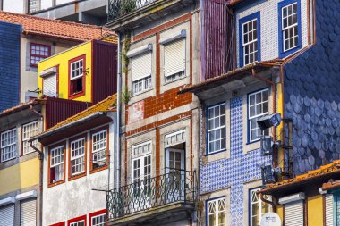 Porto, Portekiz, üzerinde 17 Haziran 2017. Şehir Merkezi ve onun tipik dekor binaların cephe bilir.