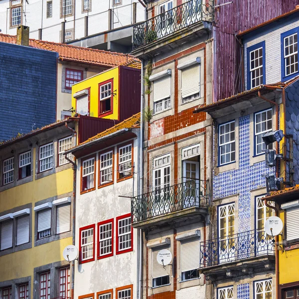 Porto, Portekiz, üzerinde 17 Haziran 2017. Şehir Merkezi ve onun tipik dekor binaların cephe bilir.