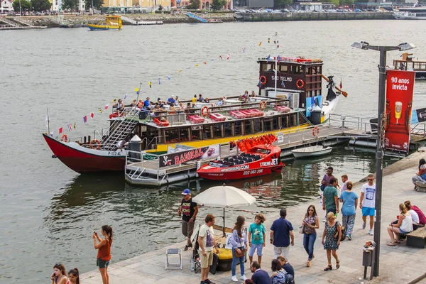 Porto, Portekiz, üzerinde 17 Haziran 2017. Duero nehir bankada yürüyen tekne palamarla. 