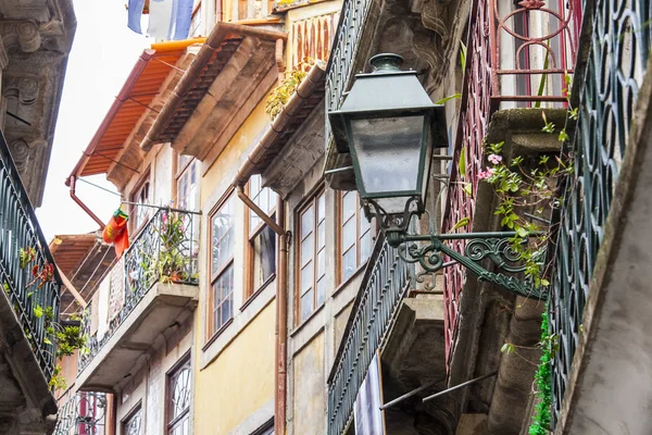 Porto, Portugal, op 17 juni 2017. De zon brandt gevels van gebouwen in de binnenstad en zijn typische inrichting. — Stockfoto