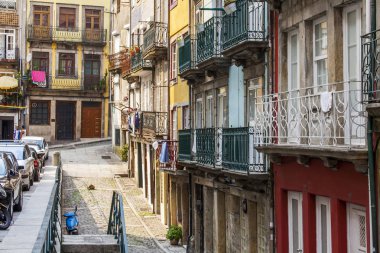 Porto, Portekiz, üzerinde 17 Haziran 2017. Tarihi binalar çekici otantik manzarası sokak şehir merkezinde olun..
