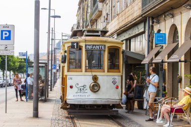 Porto, Portekiz, üzerinde 17 Haziran 2017. Nadir tramvay şehrin sokak gider