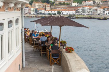 Porto, Portekiz, üzerinde 17 Haziran 2017. İnsanlar biraz dinlen ve çeyrek Cais da Ribeira Cafe Duero nehir setin üzerine tarihsel bir bölümünü açık havada yemek. 