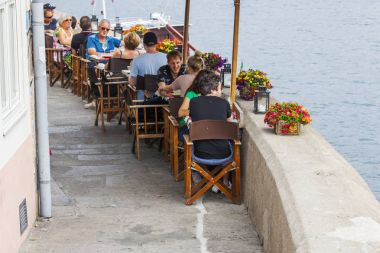 Porto, Portekiz, üzerinde 17 Haziran 2017. İnsanlar biraz dinlen ve çeyrek Cais da Ribeira Cafe Duero nehir setin üzerine tarihsel bir bölümünü açık havada yemek. 