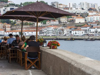 Porto, Portekiz, üzerinde 17 Haziran 2017. İnsanlar biraz dinlen ve çeyrek Cais da Ribeira Cafe Duero nehir setin üzerine tarihsel bir bölümünü açık havada yemek. 