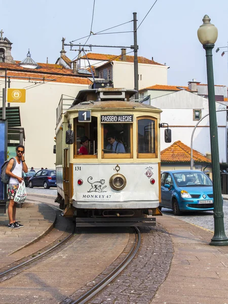 PORTO, PORTUGAL, le 17 juin 2017. Le tram rare va dans la rue de la ville — Photo