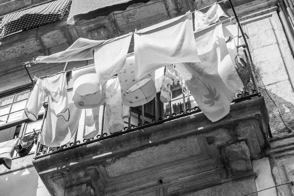 PORTO, PORTUGAL, 17 de junio de 2017. El sol ilumina las fachadas de los edificios del centro y su decoración típica. Ropa de cama seca en un balcón —  Fotos de Stock