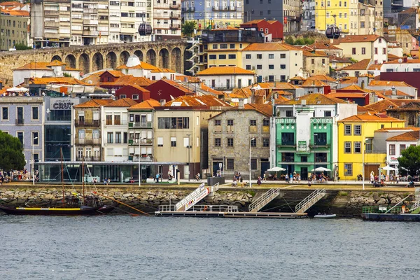 PORTO, PORTUGAL, on June 15, 2017. Summer day. The sun lights houses in downtown on the river bank of Douro. — Stock Photo, Image