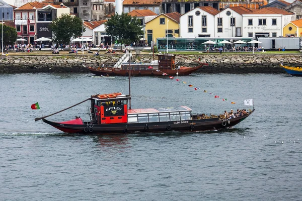 PORTO, PORTUGAL, 17 июня 2017 года. Ходячая лодка плывет вниз по реке Дуэро . — стоковое фото