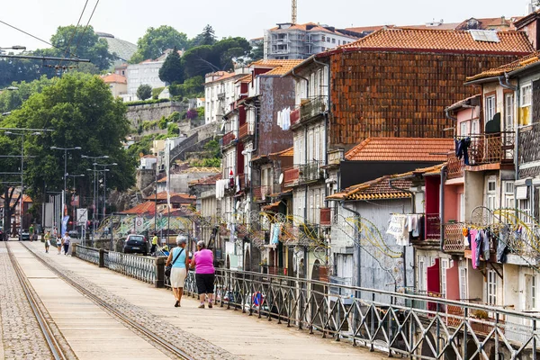 PORTO, PORTUGAL, 17 de junio de 2017. Edificios históricos hacen atractivo horizonte auténtico de la calle en el centro de la ciudad . — Foto de Stock