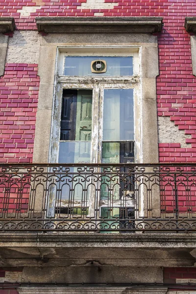 葡萄牙波尔图队，在 2017 年 6 月 17 日。太阳只能照亮市区和其典型装饰建筑立的面. — 图库照片