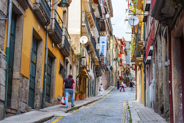 PORTO, PORTUGAL, 17 июня 2017 года. Исторические здания делают привлекательным аутентичный вид на улицу в центре города
. 