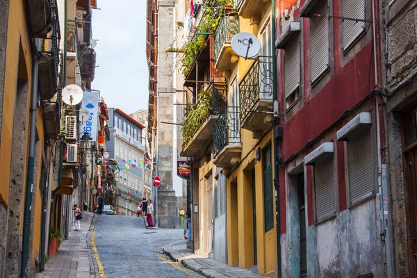 PORTO, PORTUGAL, le 17 juin 2017. Les bâtiments historiques font l'horizon authentique attrayant de la rue dans le centre-ville . — Photo