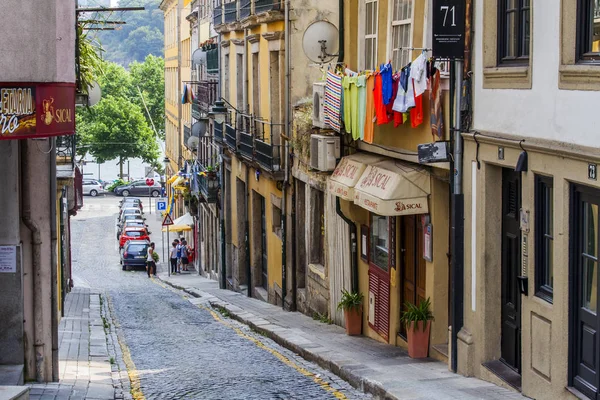 PORTO, PORTUGAL, 17 de junio de 2017. Edificios históricos hacen atractivo horizonte auténtico de la calle en el centro. La gente va por la calle —  Fotos de Stock