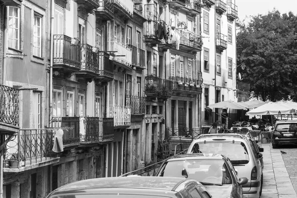 Porto, Portugalsko, na 17 června 2017. Historické budovy vytvořit autentické panoramatem na ulici v centru města. Automobily jsou zaparkované u chodníku — Stock fotografie